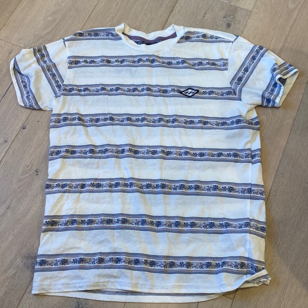 Lightly used billabong shirt super comfy